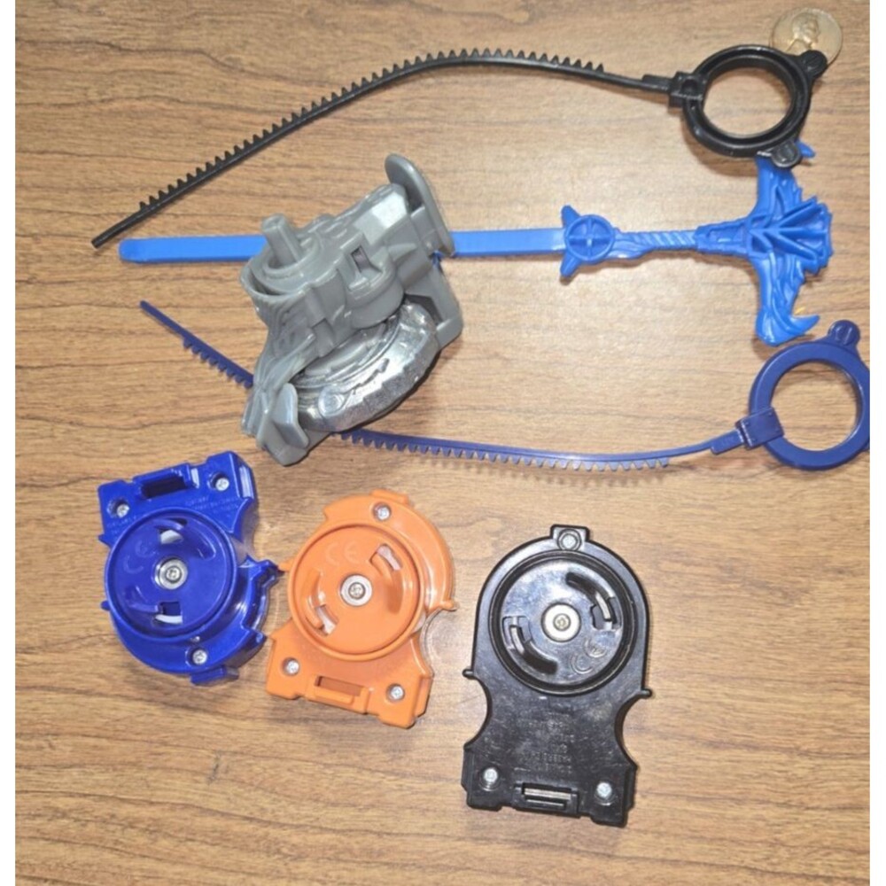 Lot of 4 Beyblade Launchers with Pullers + Extra beyblade